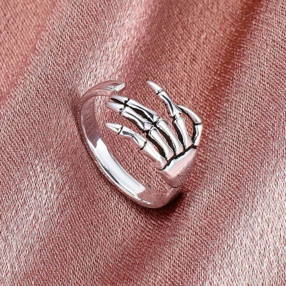 Skeleton hand ring